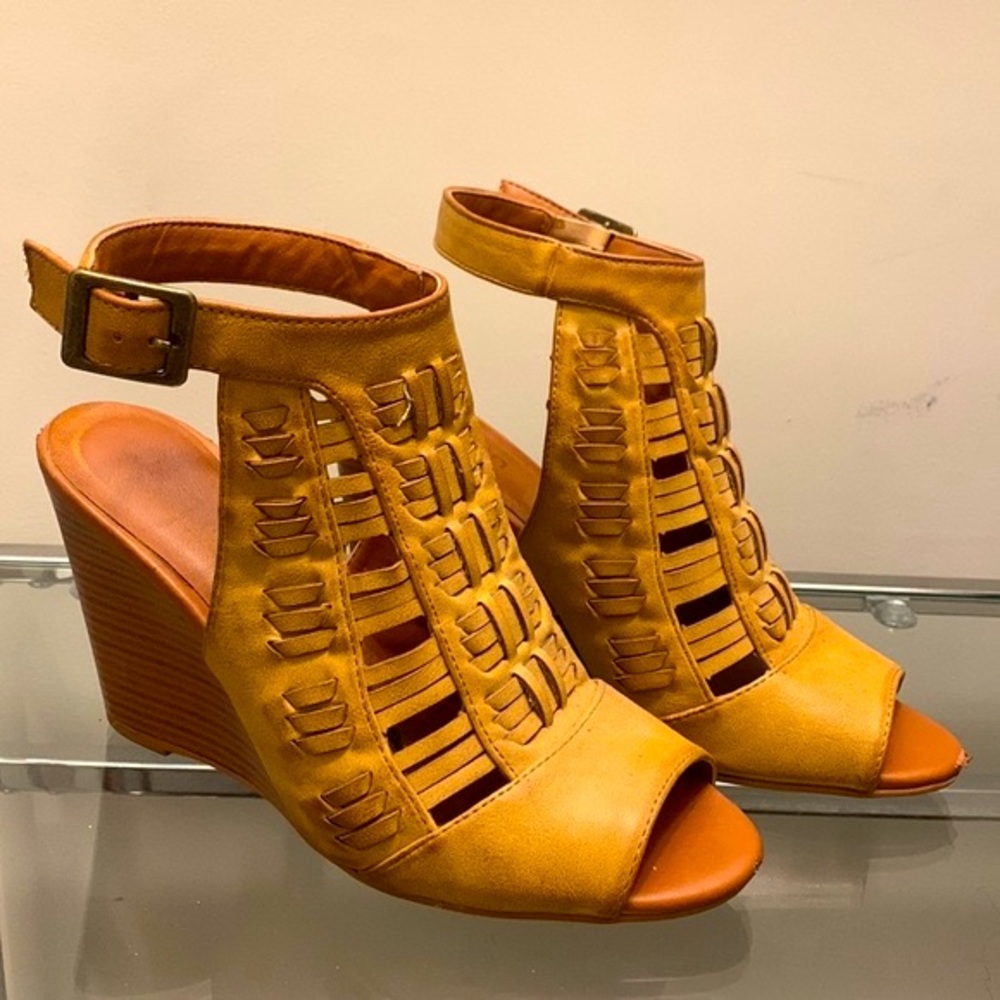 📌📌CLEARANCE 📌📌NO OFFERS📌
 Brown Chestnut Tan Wedge Platform Heels